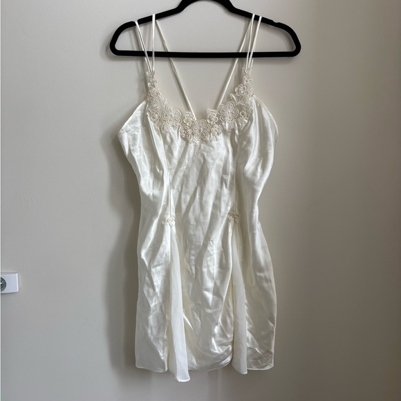 Vintage Cream Slip with Floral Lace - Size Medium - Picture 1 of 8